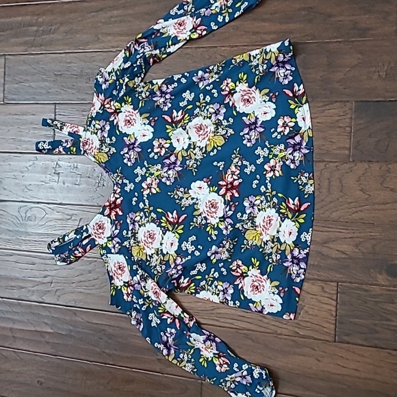 torrid Tops - Torrid Floral Cold Shoulder Blouse size 1 (1X 14-16)